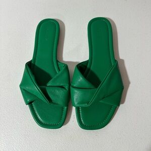 J. Crew Twisted Green Flat Slip On Sandal NWOT KD size 10